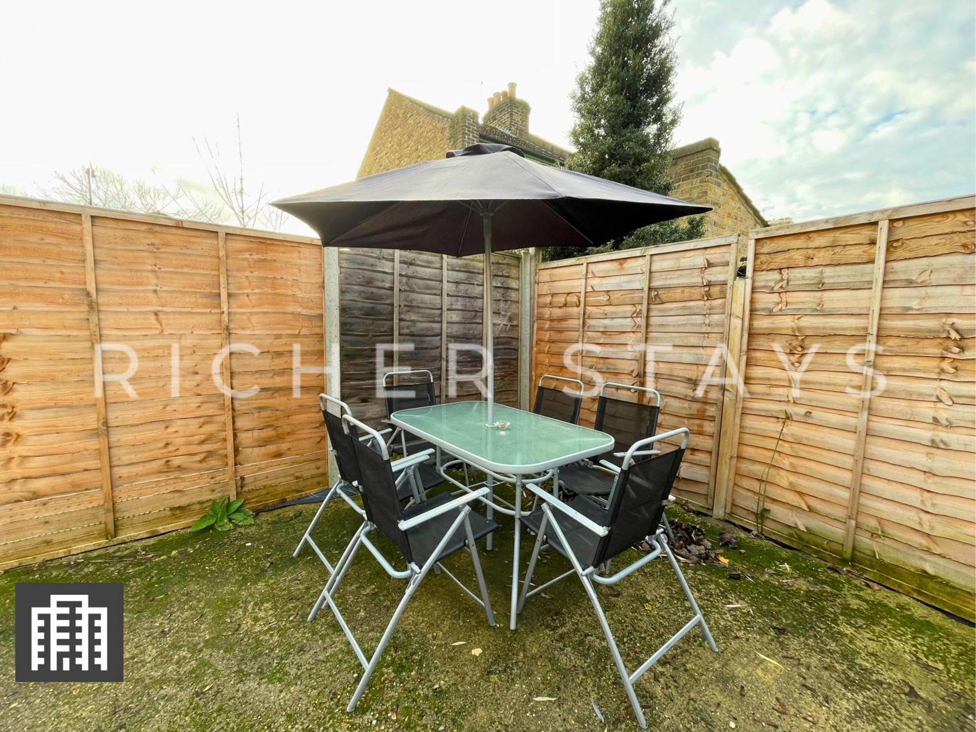 Large Home For Contractors & Families - Garden & Amenities London Bagian luar foto