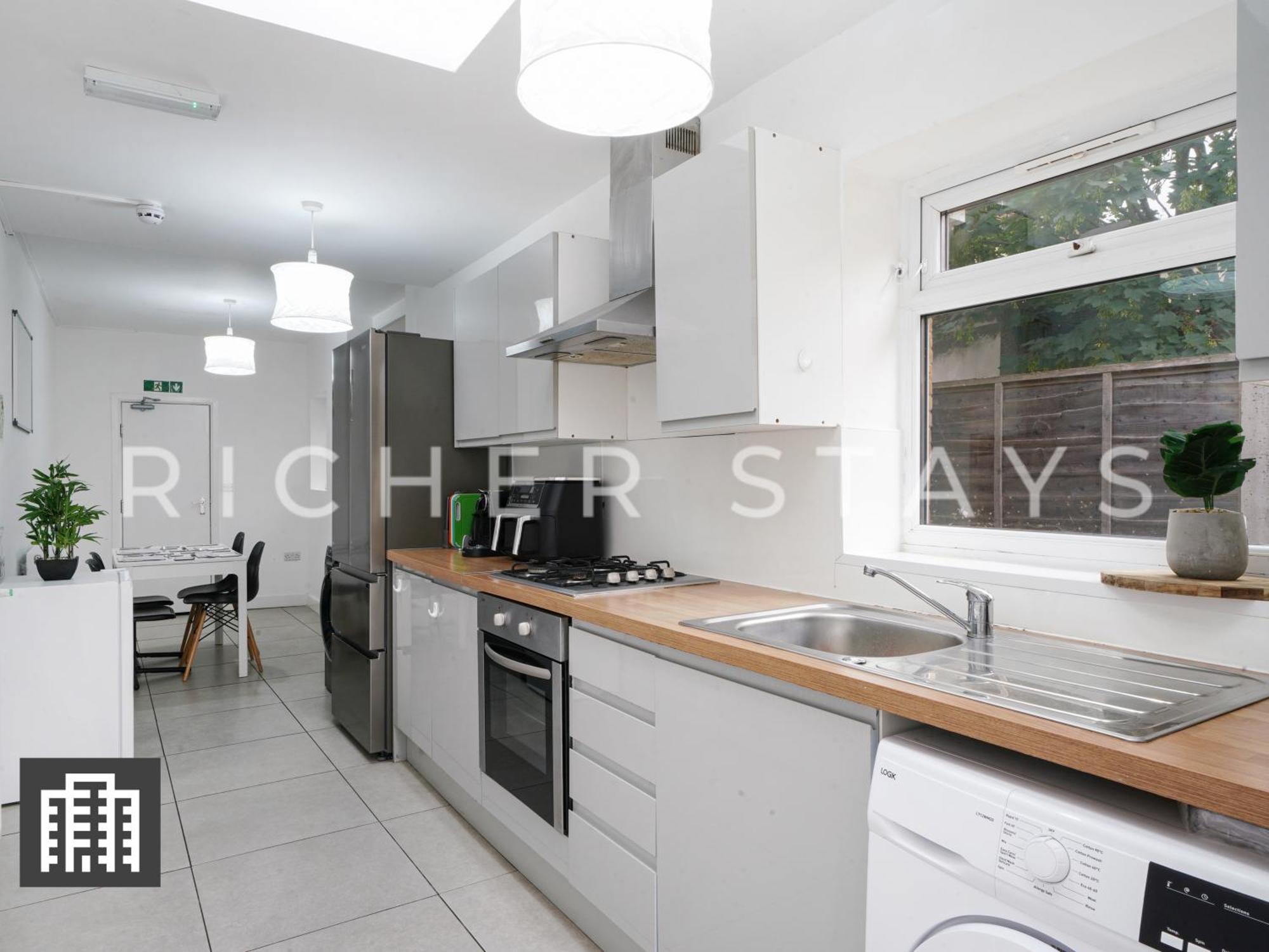 Large Home For Contractors & Families - Garden & Amenities London Bagian luar foto