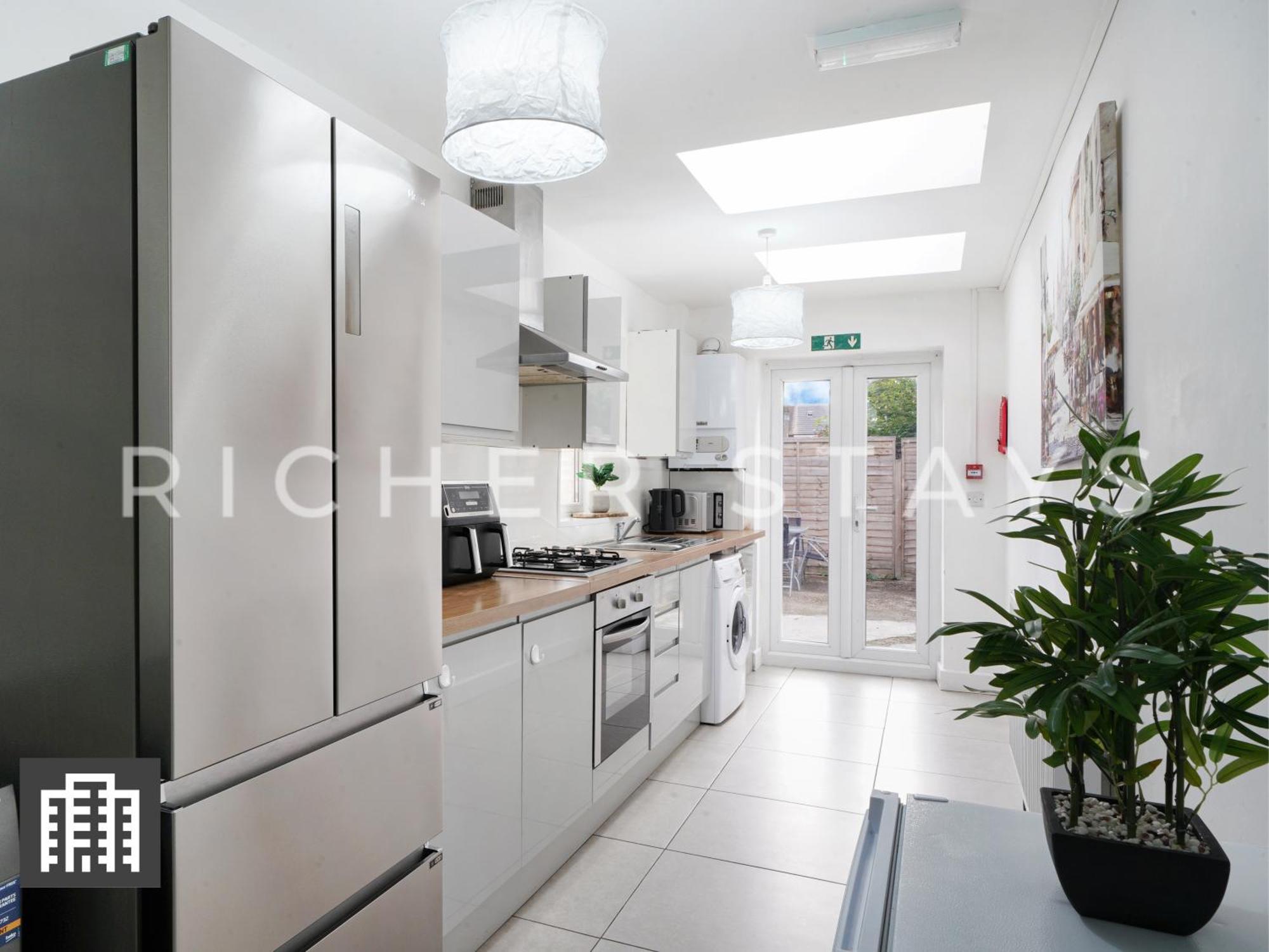 Large Home For Contractors & Families - Garden & Amenities London Bagian luar foto