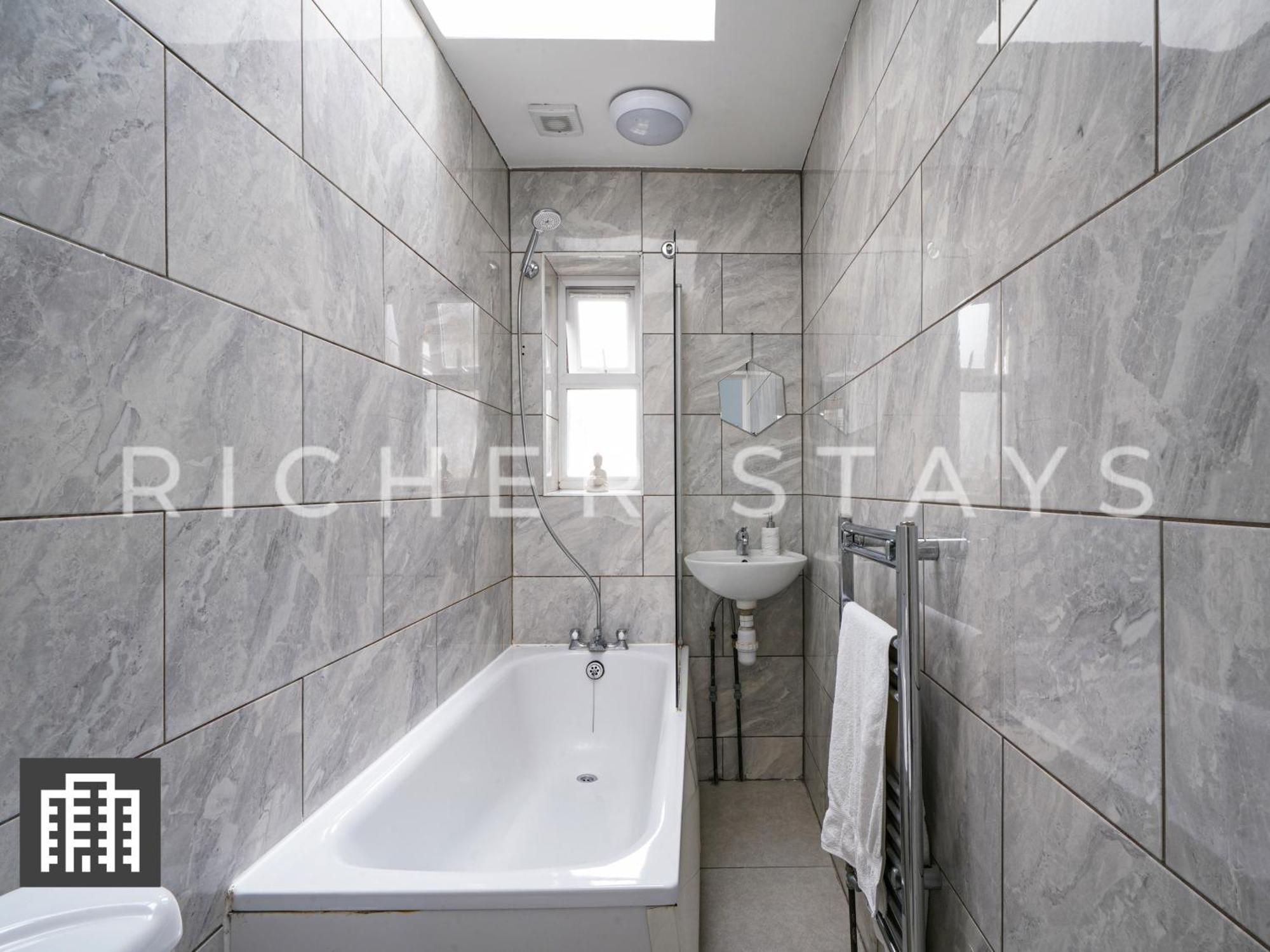 Large Home For Contractors & Families - Garden & Amenities London Bagian luar foto
